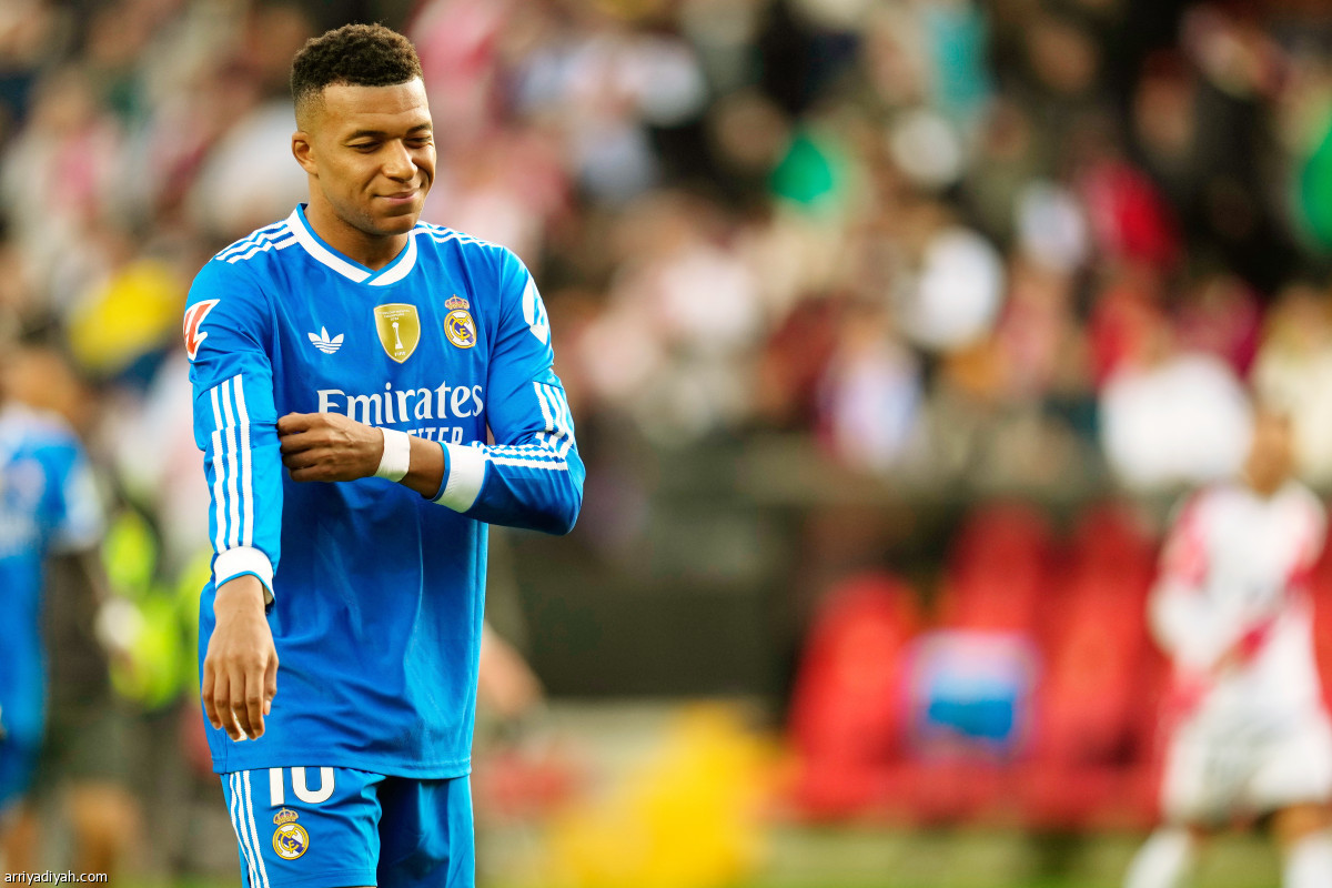 الريال يتعثر