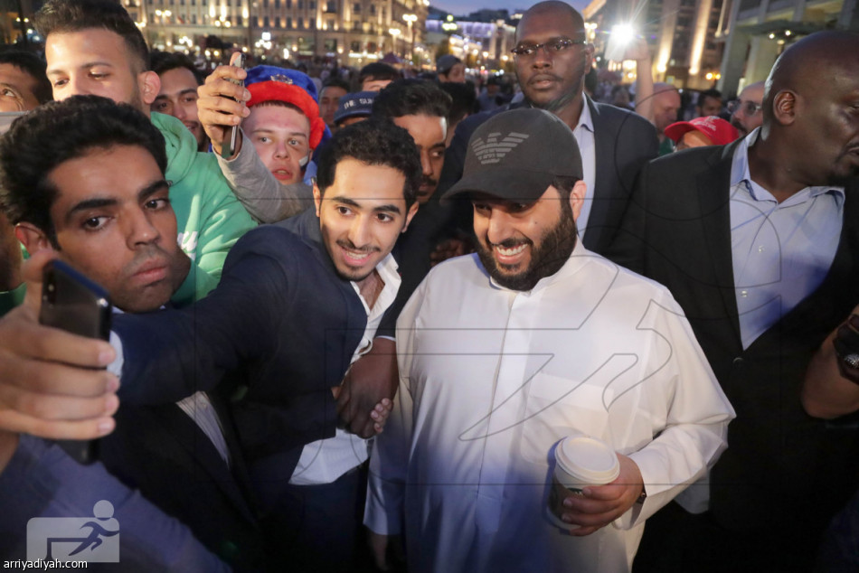 آل الشيخ
يلهب الساحة الحمراء