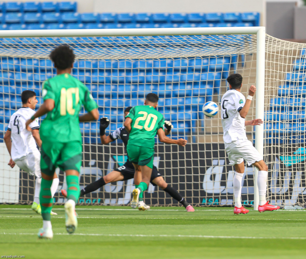 الأخضر يعبر