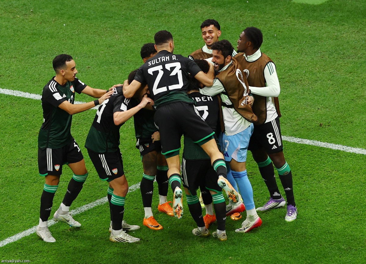 الإمارات تكمل المربع