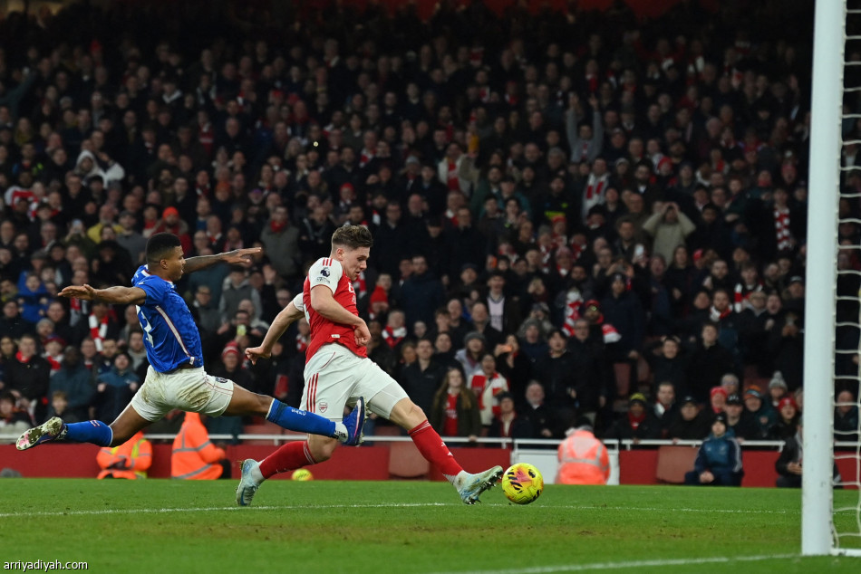 أرسنال يحبط سندرلاند بثلاثية